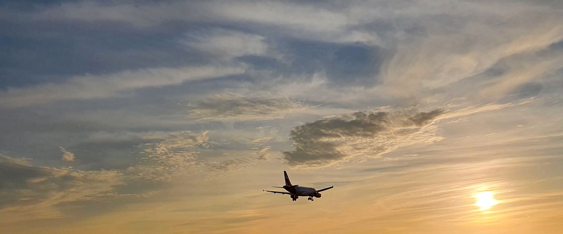 Sonnenuntergang und ein Flugzeug hoch oben im Himmel; gün batımı ve gökyüzünde bir uçak