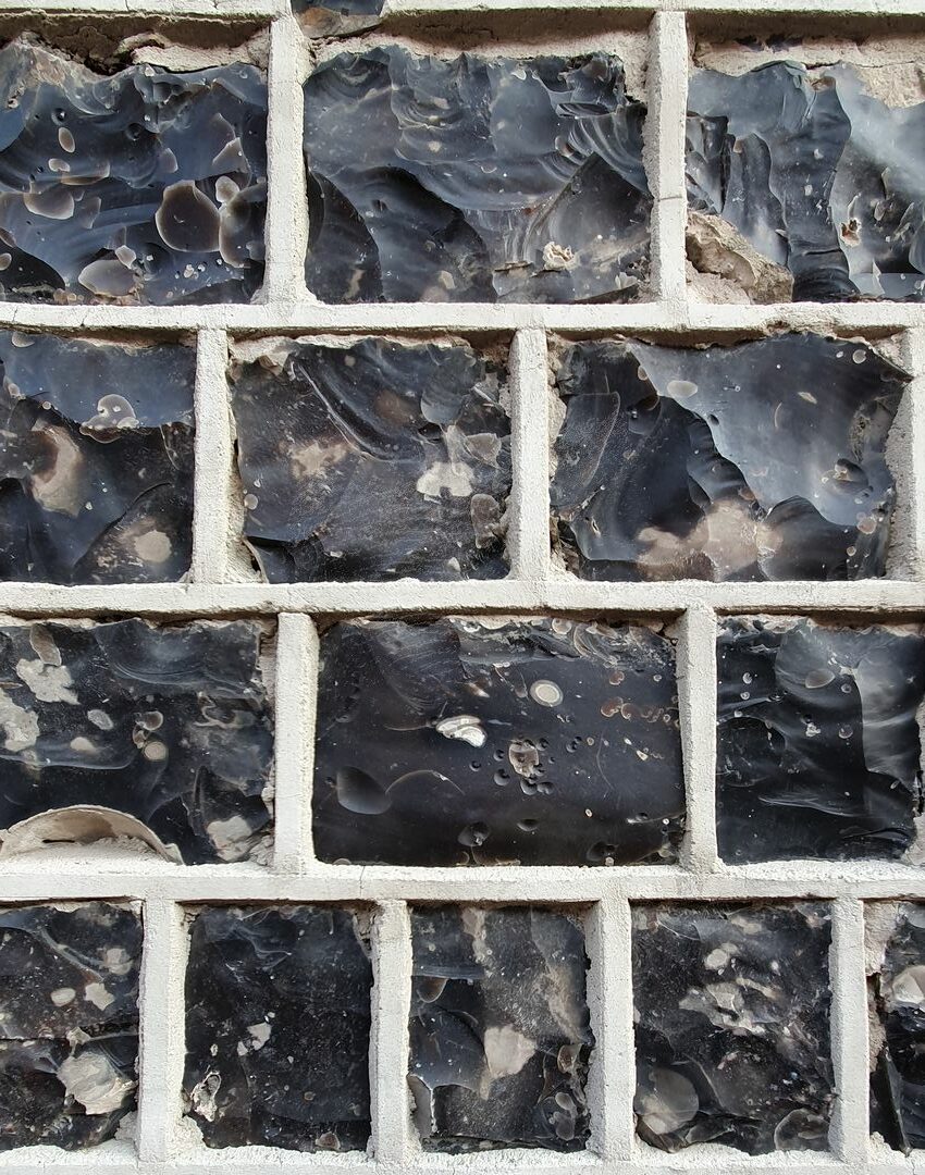 Frankreich: Normandie: Mauerwerk aus Flintstein; Fransa: Normandiya: Çakmak taşından duvar