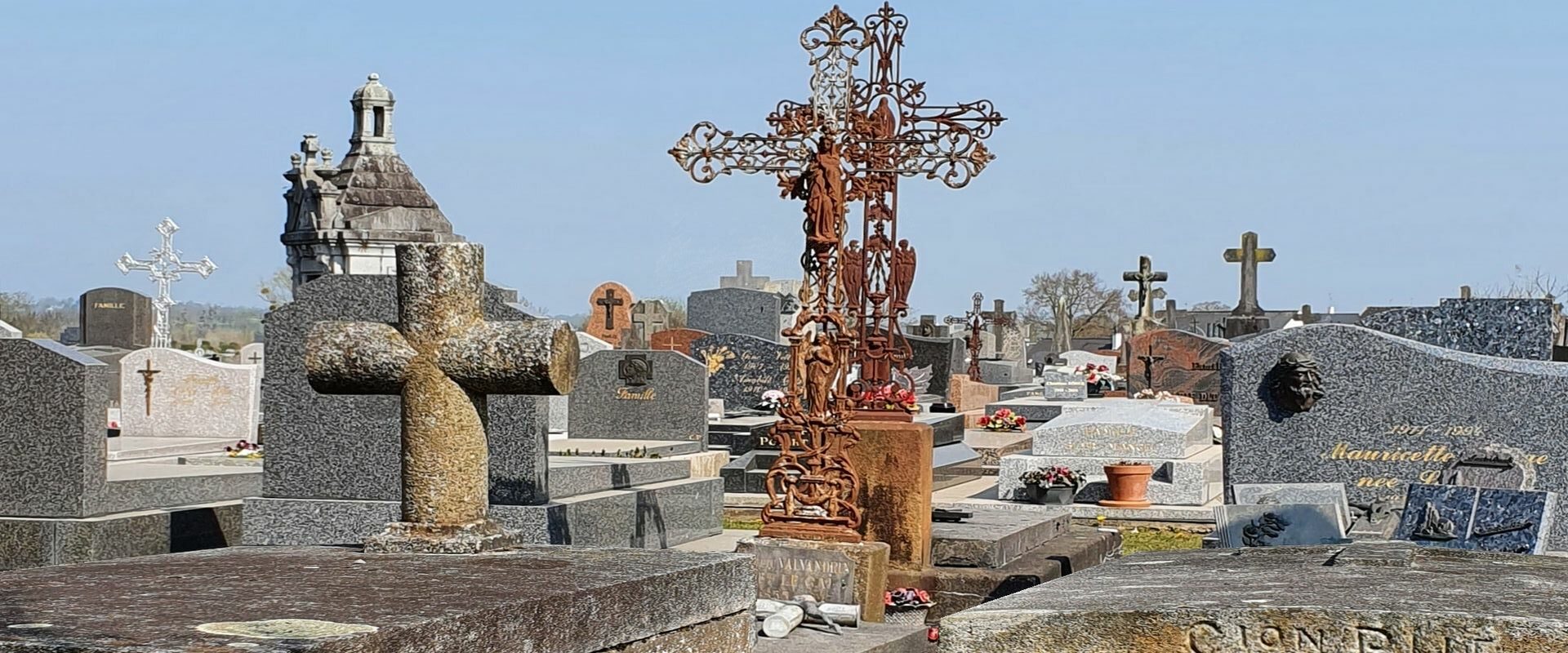 Frankreich: Normandie: Cimetière Pontorson: Friedhof; Fransa: Normandiya: Cimetière Pontorson: Mezarlık