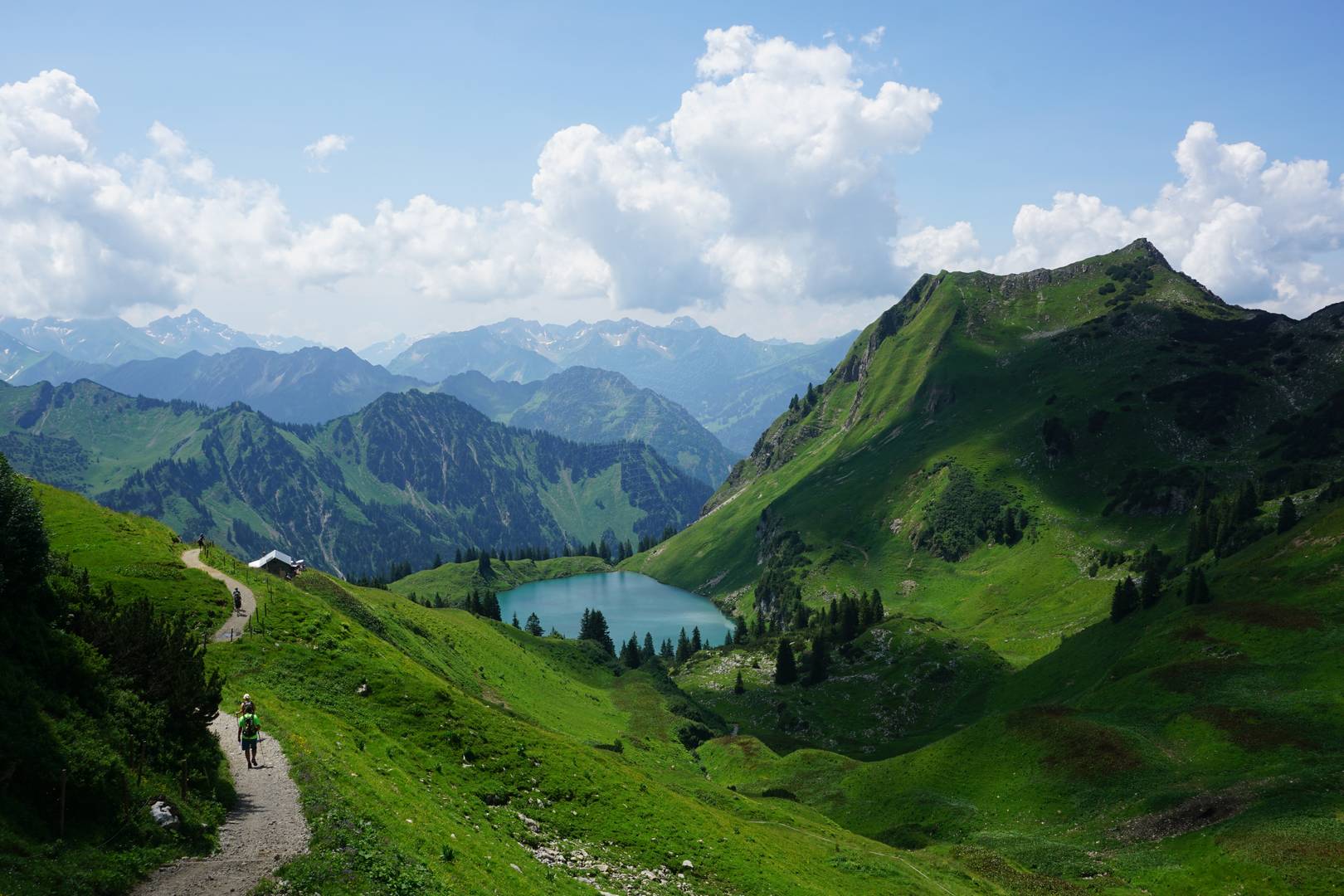 Deutschland: Allgäu: Panorama-Wanderweg vom Höfatsblick zum Seealpsee; Almanya: Allgäu: Höfatsblick'ten Seealpsee gölüne panoramik yürüyüş yolu